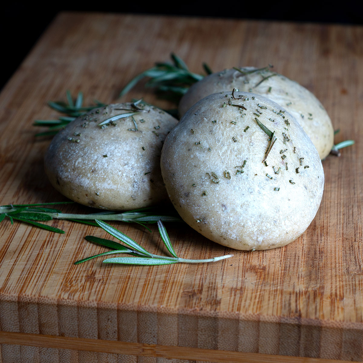 Burgerbun Focaccia in der Lurch Burgerbun-Backform: Mediterraner Bun mit Kräutern und Olivenöl – perfekt zu Feta, Geflügel und Gemüse. So schmeckt Urlaub!