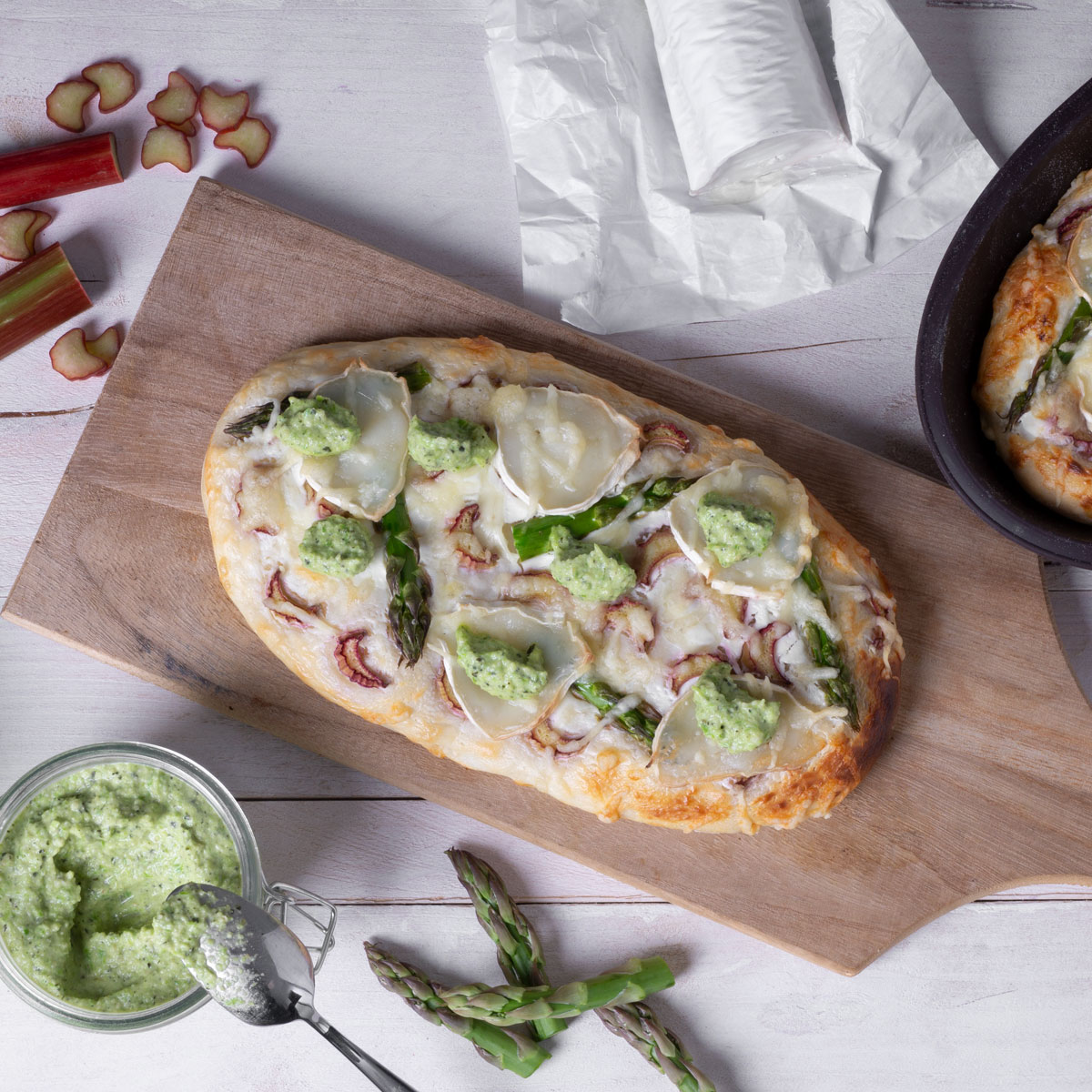 Rhabarber, Ziegenkäse und grüner Spargel – eine überraschend leckere Kombination aus süß-sauren Noten und cremigem Geschmack.