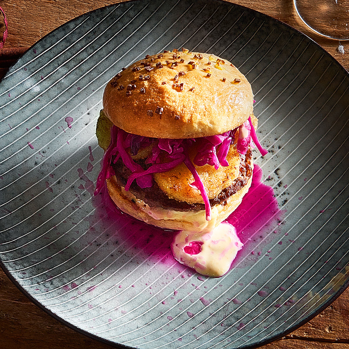 Ein Festtagsklassiker im neuen Gewand: Gefüllte Ente trifft auf selbstgebackenen Burgerbun und Orangenmayonnaise – ein Burger mit festlichem Twist! Richtig gut werden die Burger mit der Lurch Burgerbun Backform und dem Lurch Multi Chopper.