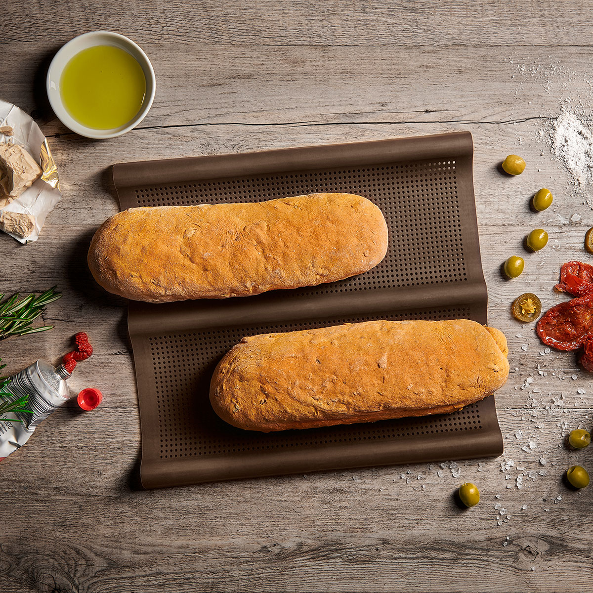 Genieß eine Auszeit mit mediterranem Tomaten-Ciabatta – aromatisch mit sonnengereiften Tomaten und Kräutern, das dir Urlaub auf den Teller bringt. Zubereitet mit der Ciabatta Backmatte.