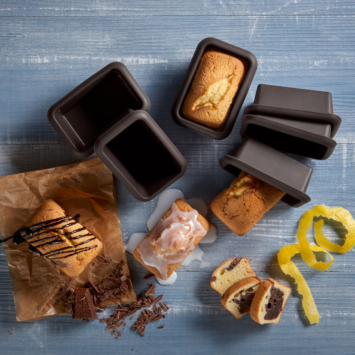 Kleine Zitronenkuchen: Fruchtig, saftig und einfach unwiderstehlich in den Lurch Mini Batzen Backformen! Diese Mini-Küchlein sind im Nu vernascht – perfekt für alle, die Zitrone lieben.