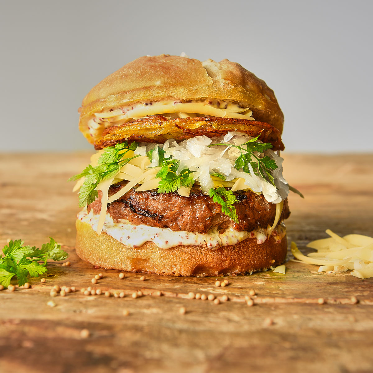 Bayrischer Burger mit der Lurch Burgerbun Backform: Zünftig, deftig, lecker! Ein Laugen-Bun umschließt Kalbs-Patty, Senfsoße, Sauerkraut, Speck, Kartoffeln und Emmentaler. So schmeckt Bayern im Burger-Format!