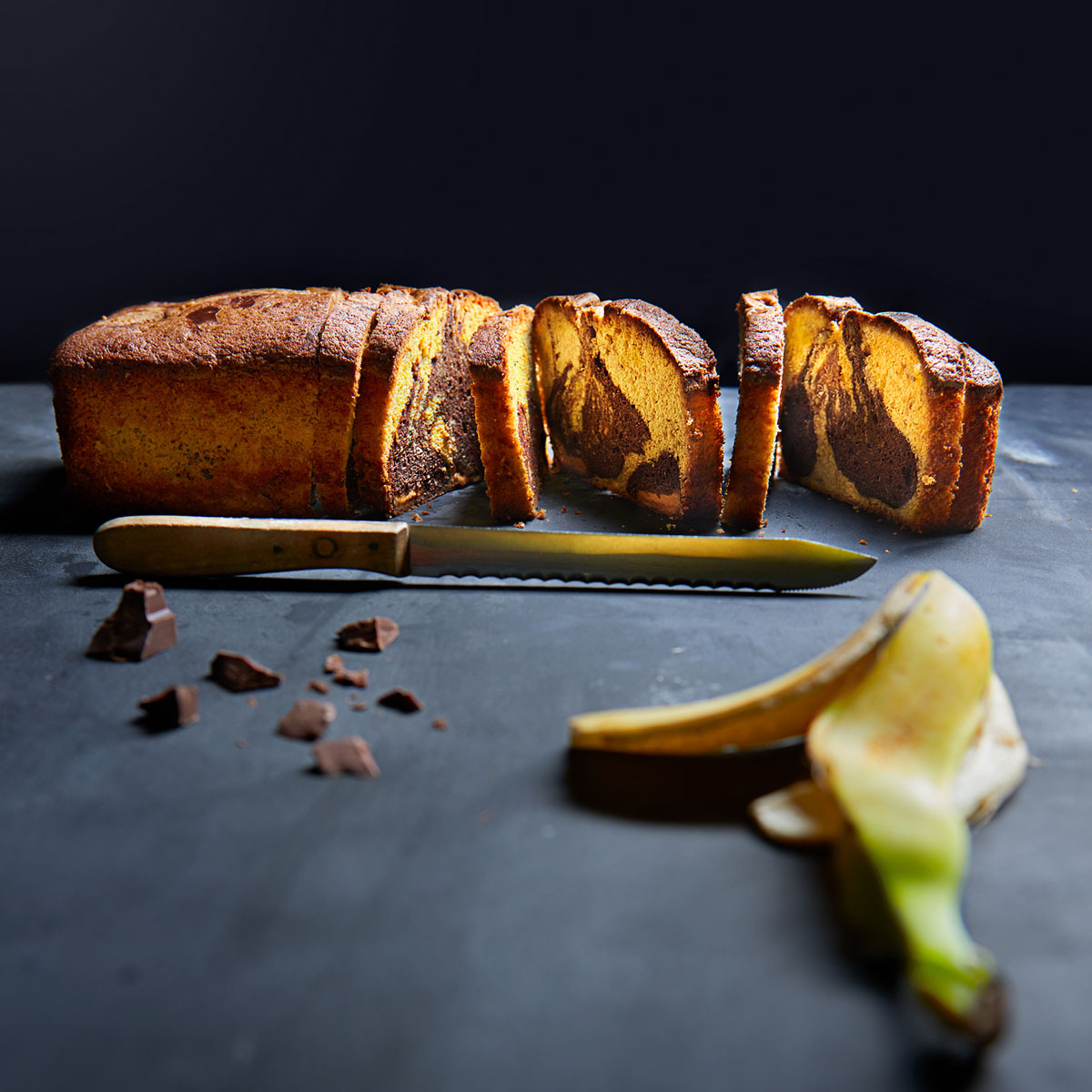 Saftiger Bananenkuchen mit Erdnussbutter und einem Hauch Kakao – süß, cremig und unwiderstehlich. Gebacken in der Lurch Kastenbackform.