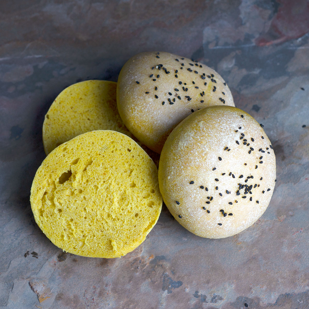 Burgerbun Curry: Goldgelber Bun mit Curry und Kreuzkümmel – würzig, aromatisch und ein Hauch Orient für deinen Burger! Gebacken in der Lurch Burgerbun-Backform aus Silikon.