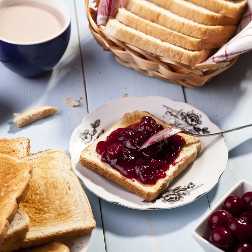 Ein selbst gebackenes Kastenweißbrot aus einfachen, guten Zutaten – ganz ohne Zusatzstoffe – ist schnell gemacht und vielseitig ein Genuss. Gebacken in der Lurch Kastenbackform.