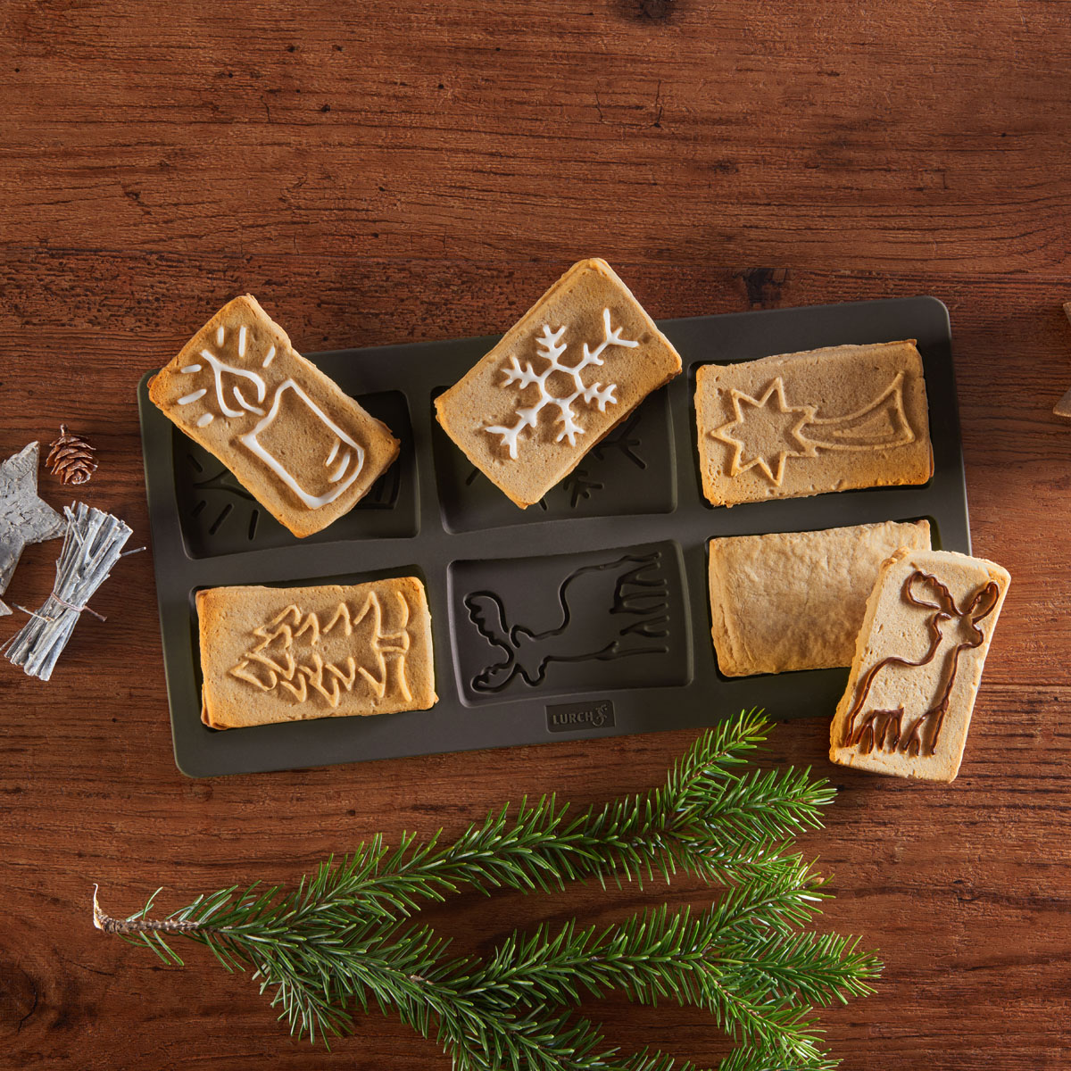 Mandel-Spekulatius: Weihnachtszeit ist Backzeit! Mit Butter, Mandeln und festlichen Gewürzen werden diese Spekulatius besonders lecker. Richtig gut wird es in den Lurch Spekulatius-Backformen aus Silikon.