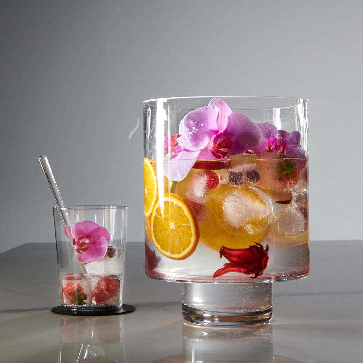 Flower Bowle: Blütenzauber im Glas! Diese erfrischende Bowle überrascht mit floralen Aromen und macht optisch wie geschmacklich richtig was her. Am besten mit Lurch Eiswürfelformen.