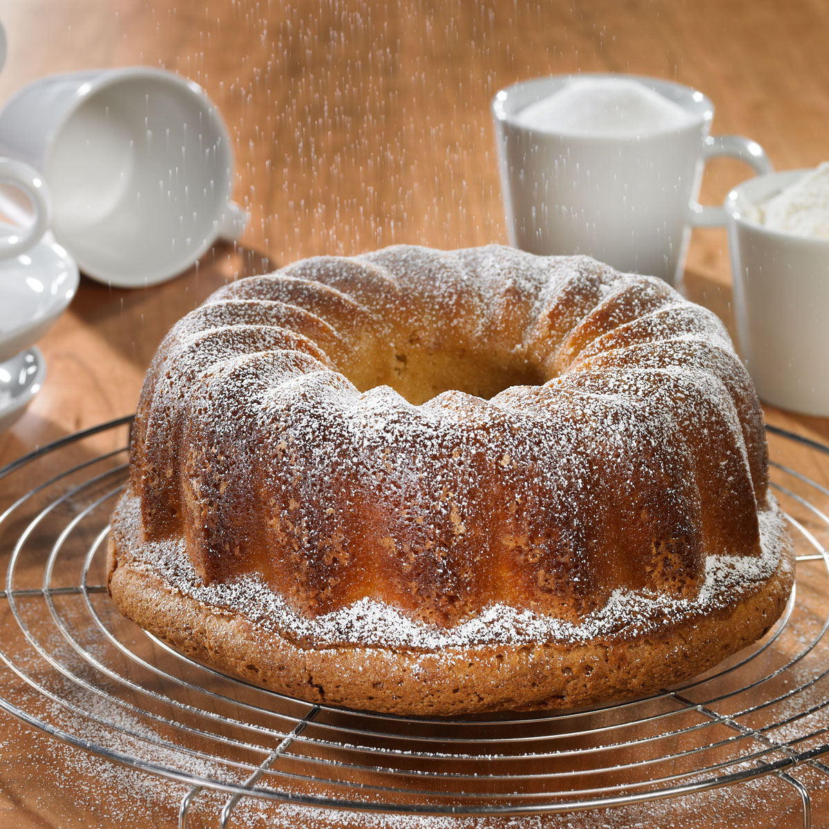 Saftiger Eierlikörkuchen, schnell gebacken – perfekt für spontanen Besuch. Gebacken in der Lurch Gugelhupf-Backform aus Silikon.