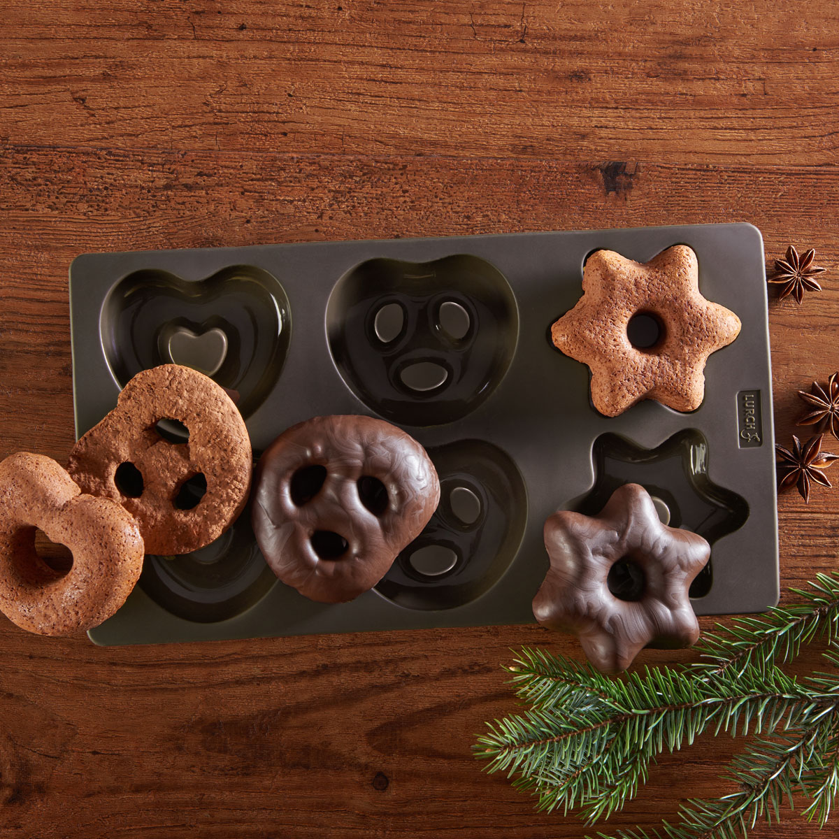 Lebkuchen: Ein würziges Gebäck voller Geschichte und Tradition. Wer es erfunden hat, weiß niemand genau – aber lecker ist es auf jeden Fall! Probier doch mal dieses Rezept. Am besten gebacken mit den Lurch Lebkuchen-Backformen.