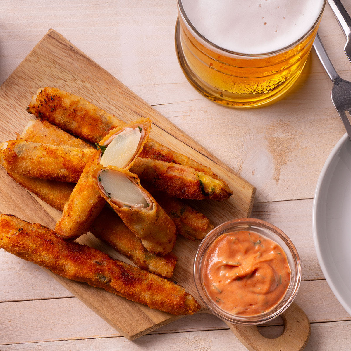 Knusprig panierte Spargel-Schinkenröllchen mit Bärlauch – ein raffiniertes Fingerfood-Highlight fürs Buffet.