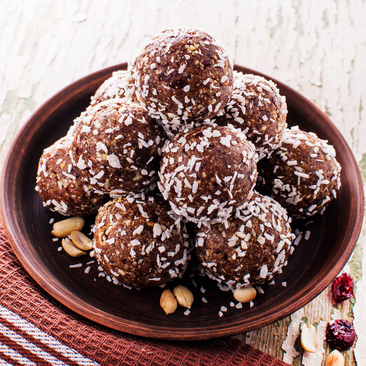 Energyballs Schoko Kokos: Schokolade trifft auf Kokos und süße Datteln – eine himmlische Kombination! Mit gemahlenen Mandeln werden daraus leckere Energy Balls. Schnell zubereitet mit der Lurch Trommelreise und Multi Chopper.