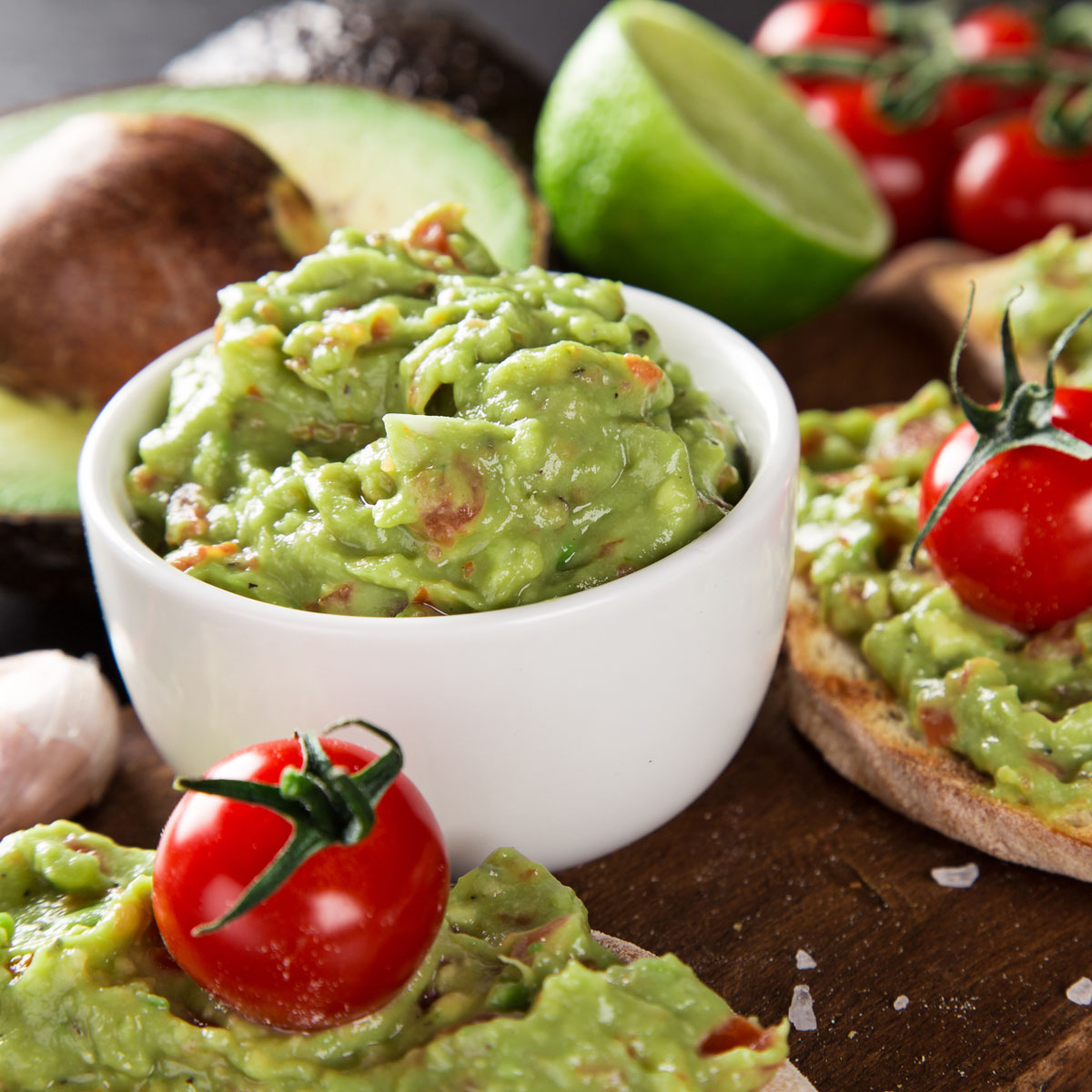 Frisch zubereitete Guacamole aus Avocados, mit Zitrone und Gewürzen verfeinert – ideal als Dip zu Nachos, Brot oder mexikanischen Gerichten.