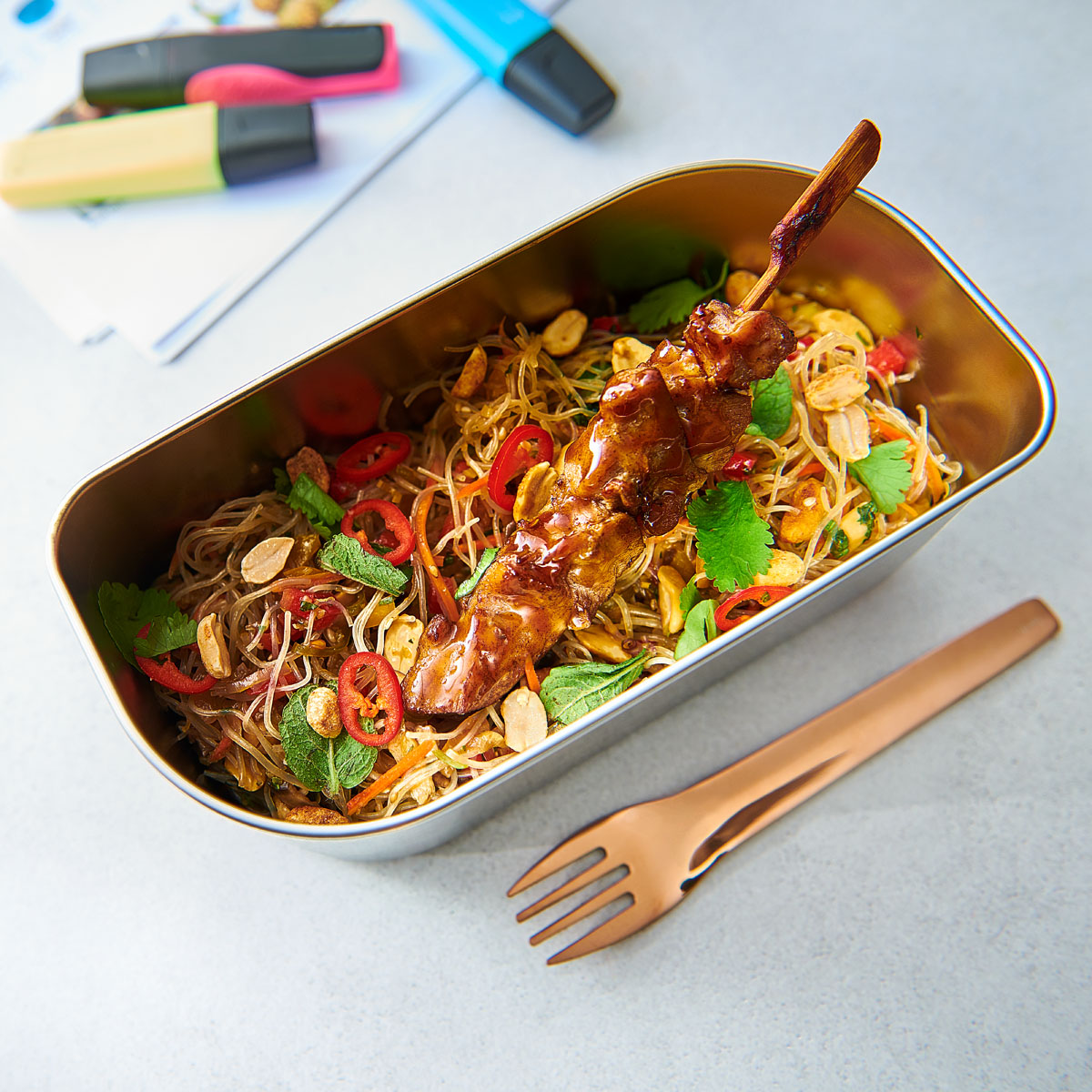 Glasnudelsalat: Lust auf was Neues fürs Grill-Buffet? Probier diesen Glasnudelsalat mit würzigen Kräutern, aromatischen Erdnüssen und feinen Gewürzen – er peppt die neutralen Glasnudeln perfekt auf und sorgt für Partystimmung! Richtig zubereitet mit dem L