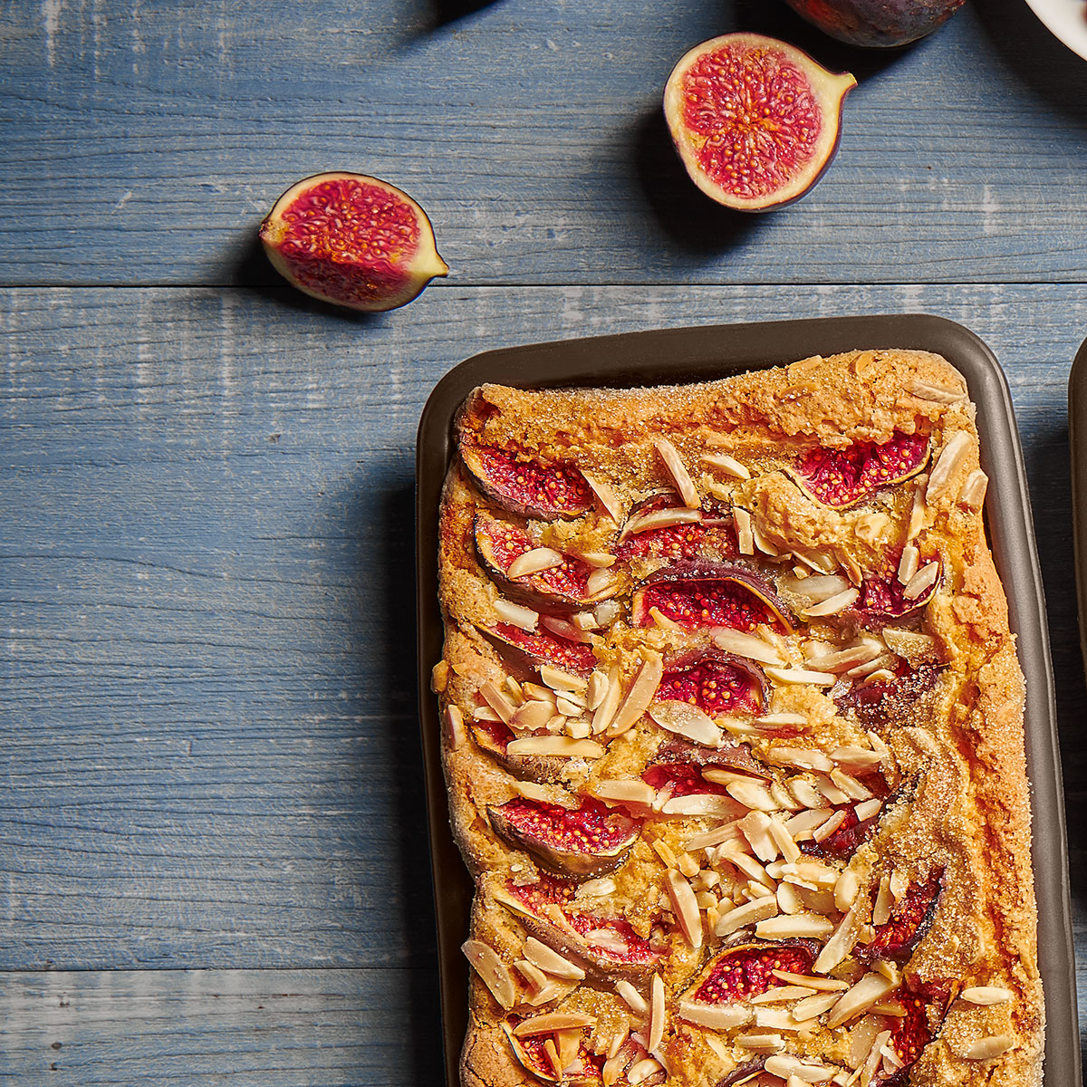 Unser Feigen-Mandel-Kuchen ist ein simpler Genuss aus süßen frischen Feigen und einer knusprigen Mandeldecke mit braunem Zucker und Honig – einfach und unwiderstehlich lecker!