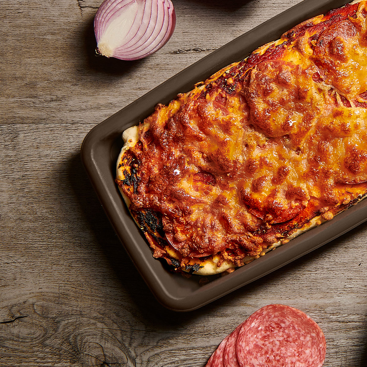 Diese schnelle Pizza zeigt, wie du mit wenigen Zutaten aus deinem Kühlschrank im Handumdrehen ein leckeres Feierabendgericht zaubern kannst – perfekt, wenn der Hunger groß ist und der Einkauf noch wartet. Zubereitet in der Lurch FlexiBlech Backform.