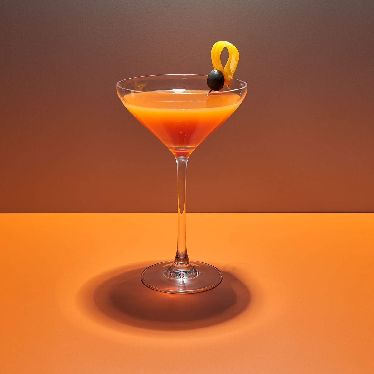 Ward Eight: Whiskey, Zitrone, Orange und Grenadine – dieser fruchtige Klassiker stammt aus Boston und schmeckt am besten gut gekühlt! Zubereitet mit den Lurch Bar Tools und Eiswürfelformen aus Silikon.