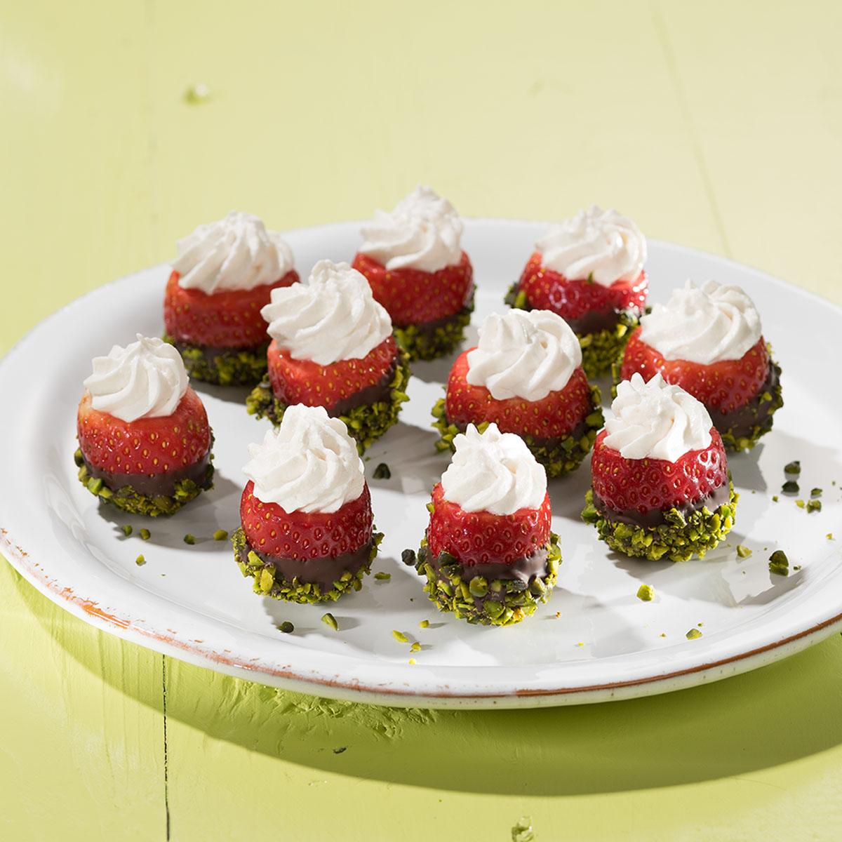 Gefüllte Erdbeeren: Fruchtige Erdbeeren mit cremiger Sahnefüllung, umhüllt von Schokolade – ein unwiderstehliches Pralinchen! Perfekt fürs Kuchenbuffet, die Kaffeetafel oder als leckeres Fingerfood. Zubereitet mit Lurch Twister und Lurch Strunkentferner.