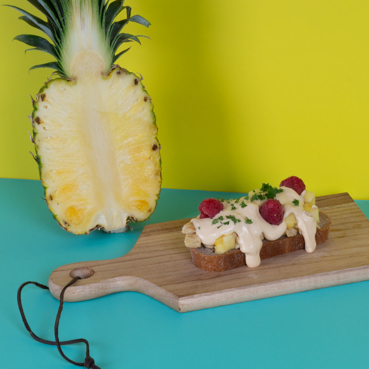 Zeitgemäßer Toast Hawaii mit knusprigem Sauerteigbrot, frischer Ananas und hausgemachter Käsesoße aus echtem Käse – ein leckerer Klassiker neu interpretiert, gesünder und vollwertiger als das Original.