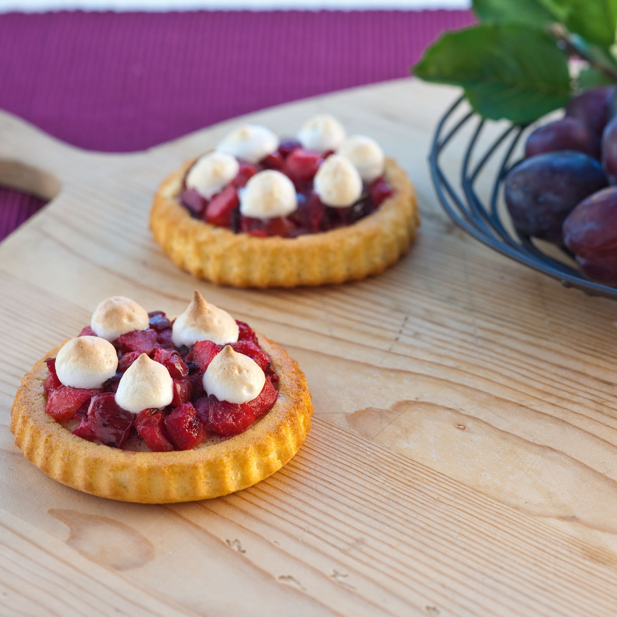 Feine Zwetschgen-Torteletts mit süßem Mürbeteig und fruchtiger Füllung – perfekt für die Zwetschgenzeit und ideal zum Snacken oder Servieren. Am besten wirds mit den Lurch Tortelett-Backförmchen.