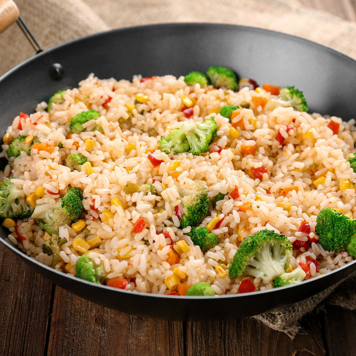 Reis-Gemüse-Pfanne: Schnell, vegetarisch und sättigend – diese Pfanne ist ideal für den Feierabend! Reis, frisches Gemüse und ein paar Gewürze, mehr braucht’s nicht für dieses Gericht. Mit dem Lurch Edelstahl-Küchensieb wird es super!