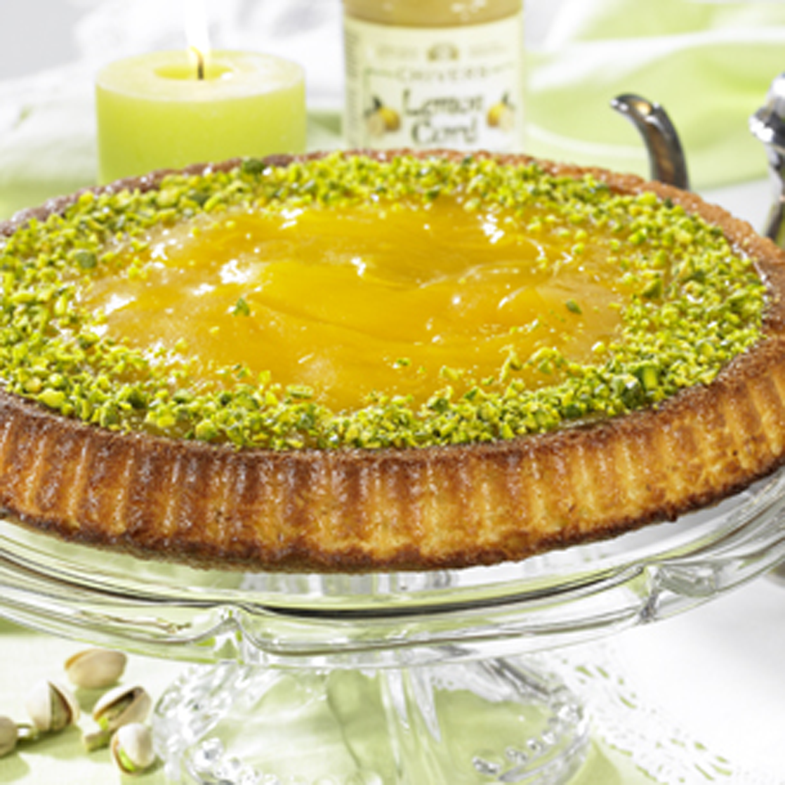 Lemoncurd trifft auf saftigen Obstboden und knackige Pistazien – ein erfrischendes Gebäck, das man am liebsten sofort genießen möchte.