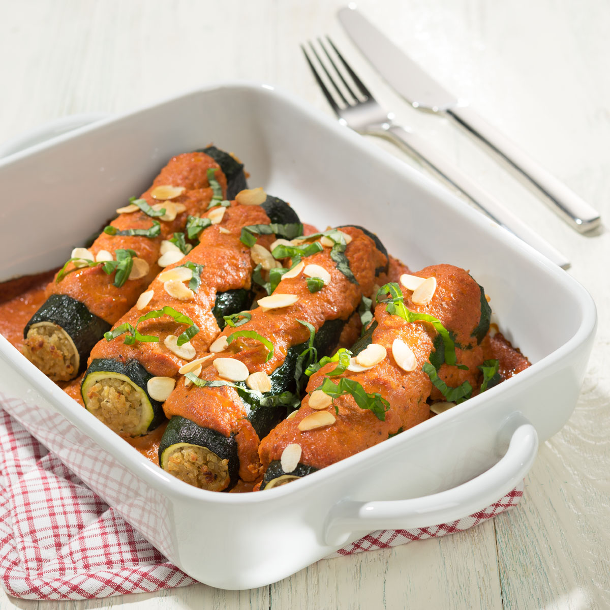Zucchini Cannelloni – kreativ gefüllt und fein gewürzt werden aus Zucchinistreifen raffinierte Röllchen, die den Klassiker neu und herrlich leicht interpretieren! Zum Aushöhlen eignet sich der Lurch Twister am besten.