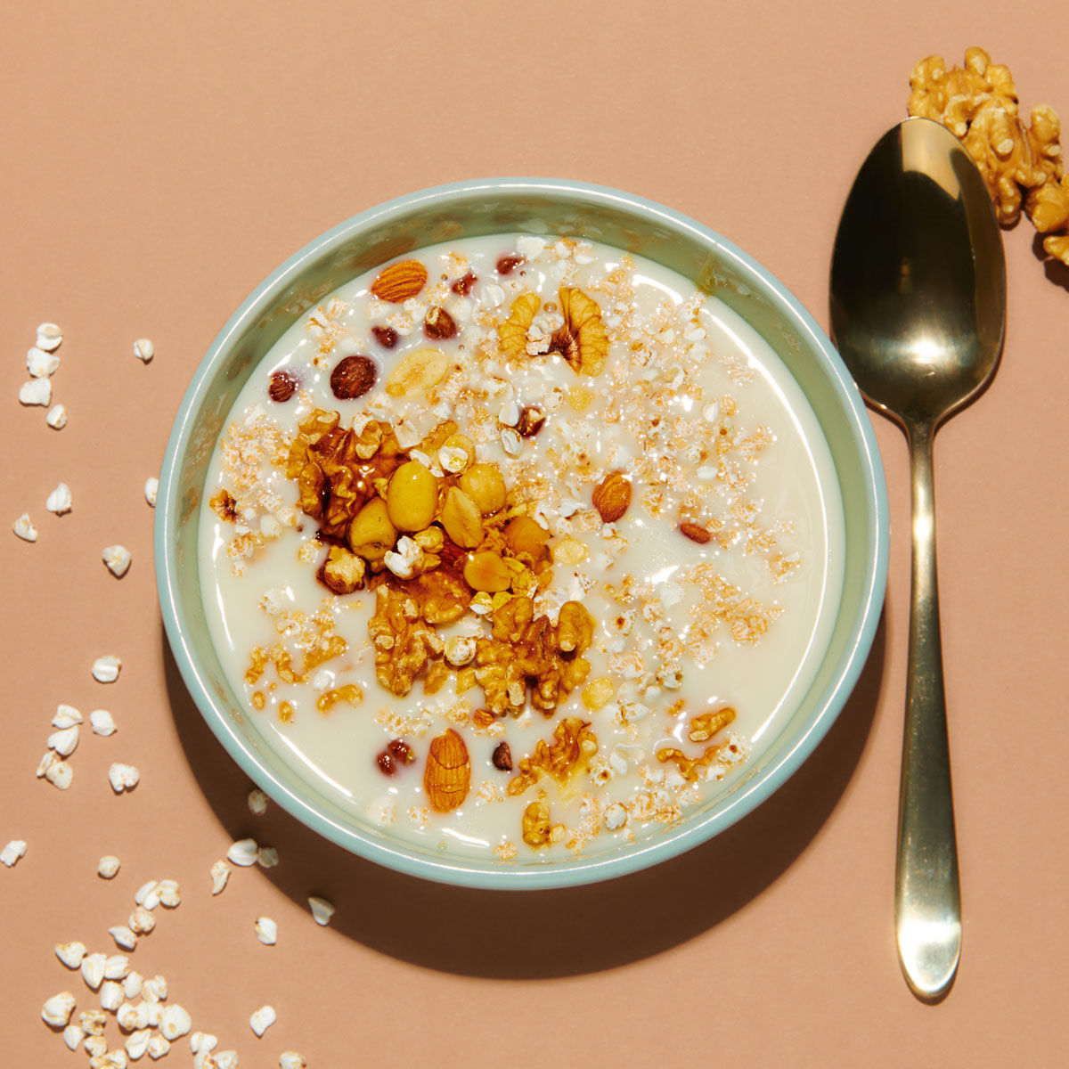 Mein Müsli Nuss ist ein knackiges Frühstück mit Hasel-, Wal- und Erdnüssen, verfeinert mit Honig, Buchweizen und Dinkelflocken – perfekt für alle Nussliebhaber. Richtig zubereitet mit dem Lurch Multi-Mixer Maxi.