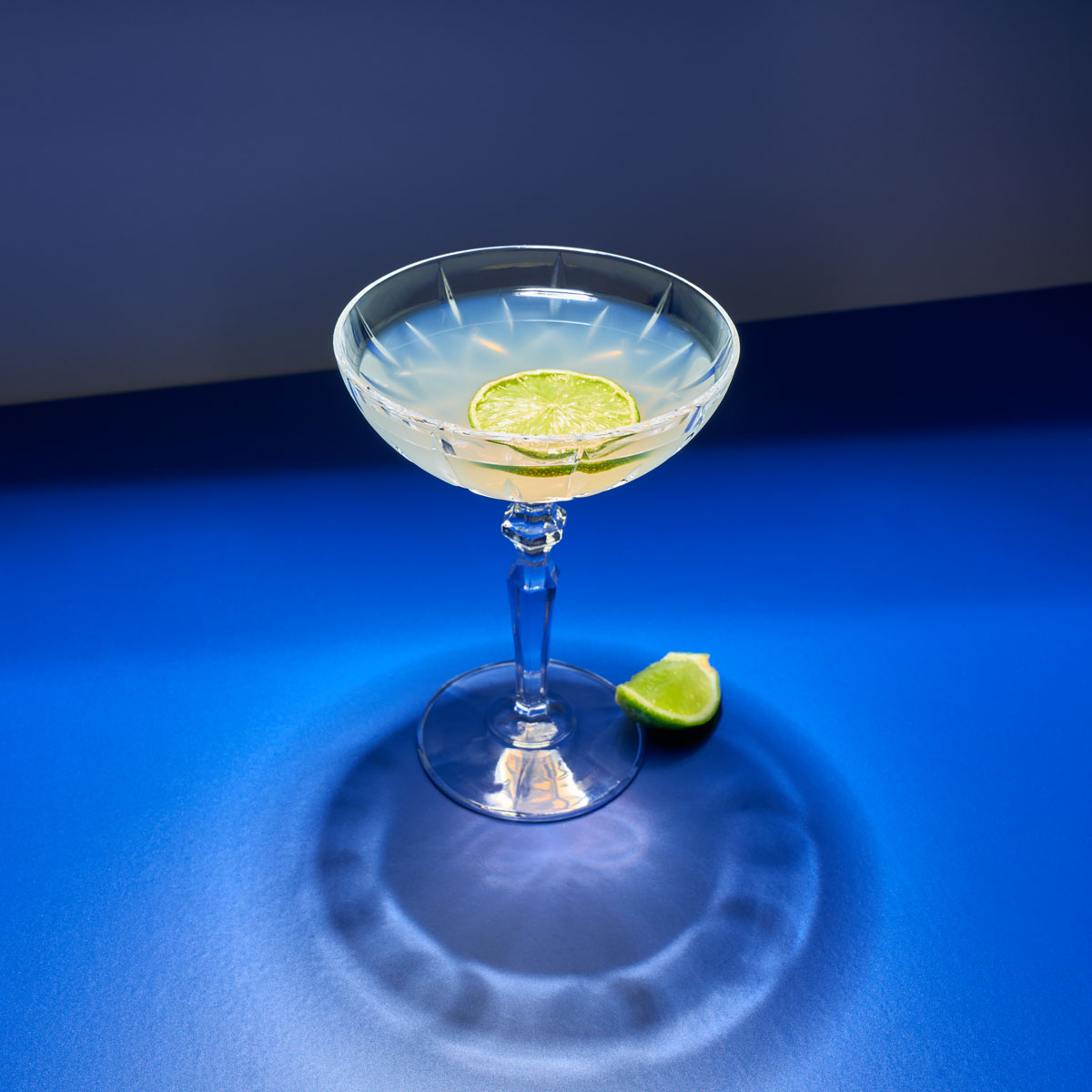 Gin Gimlet: Drei Zutaten, ein Klassiker: Gin, Lime Juice und Eis – fertig ist der erfrischende Shortdrink. Ideal für spontane Abende mit Freunden! Am besten gemixt mit Lurch Barzubehör und Eiswürfelformen.