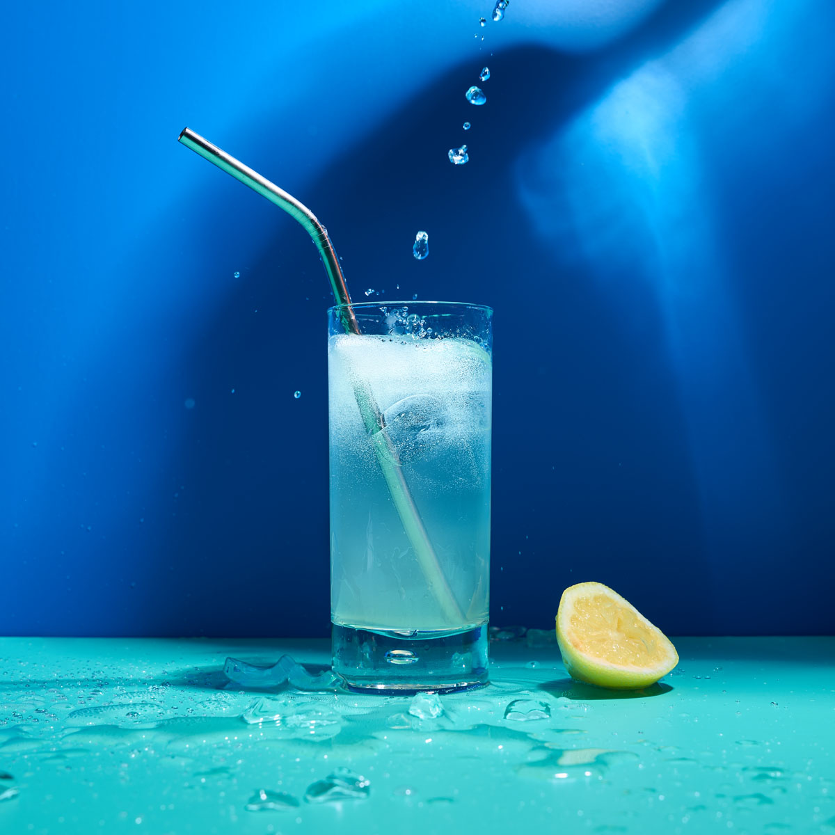 Gin Fizz: Gin, Zitrone, Soda – fertig ist der spritzige Sommer-Drink! Einfach, frisch und herrlich erfrischend. Das Lurch Barzubehör und Eiswürfelformen sorgen für beste Ergebnisse!