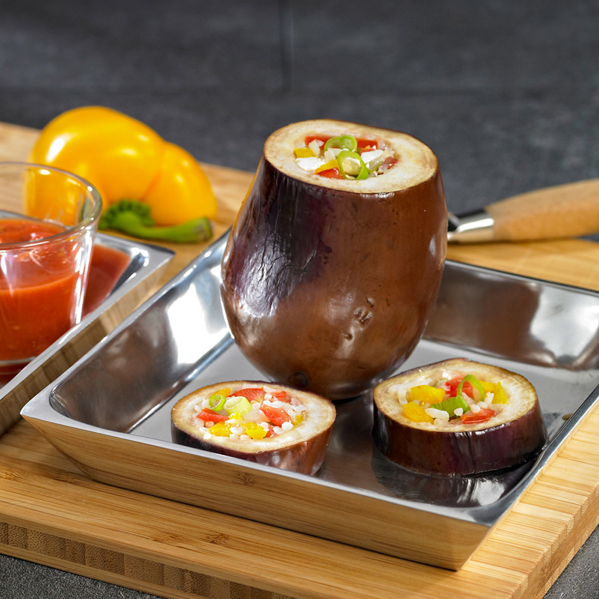 Gefüllte Aubergine: Ein schnelles, leckeres vegetarisches Gericht! Auberginen werden mit fruchtigen Tomaten, würzigem Schafskäse, Frühlingszwiebeln und Reis oder Couscous gefüllt. Richtig zubereitet mit dem Lurch Twister.