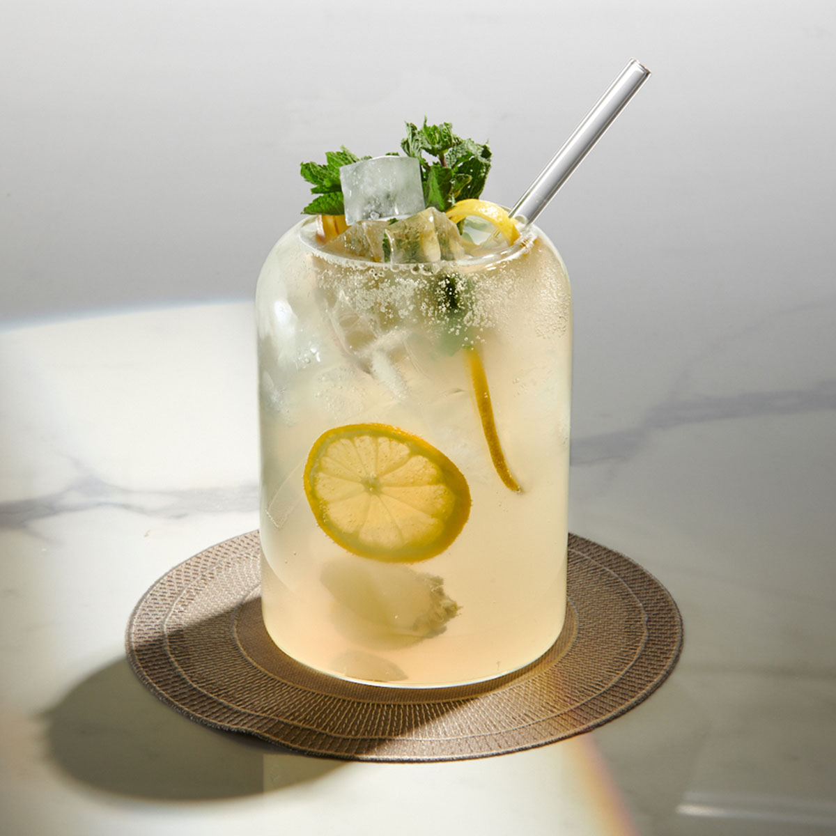 Zitronen-Ingwer-Sirup: Fruchtig, frisch und schnell gemacht – der perfekte Sirup für deine selbstgemachte Sommerlimo. Einfach mit Sodawasser und Eis aus Lurch Eiswürfelformen genießen!