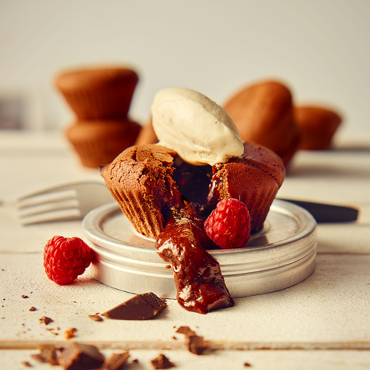 Dieser Schokoladenkuchen mit flüssigem Kern überrascht beim Anschneiden mit einem warmen Schokoladenherz und ist ein unwiderstehliches Dessert für alle, die es gerne schokoladig mögen. Gelingt am besten in der Lurch American Muffin Backform.