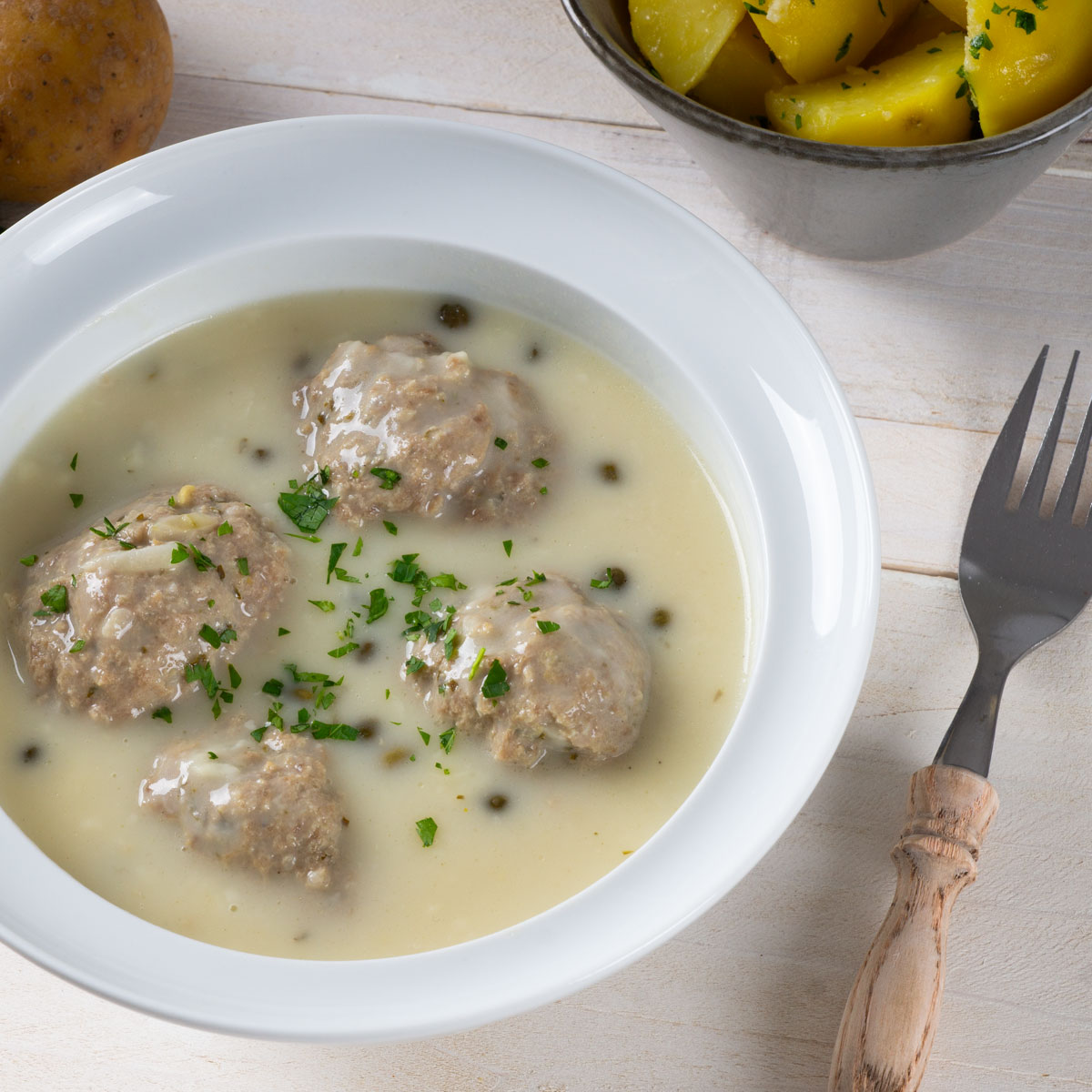 Königsberger Klopse in cremiger Kapernsoße – ein deftiger Klassiker mit Tradition.