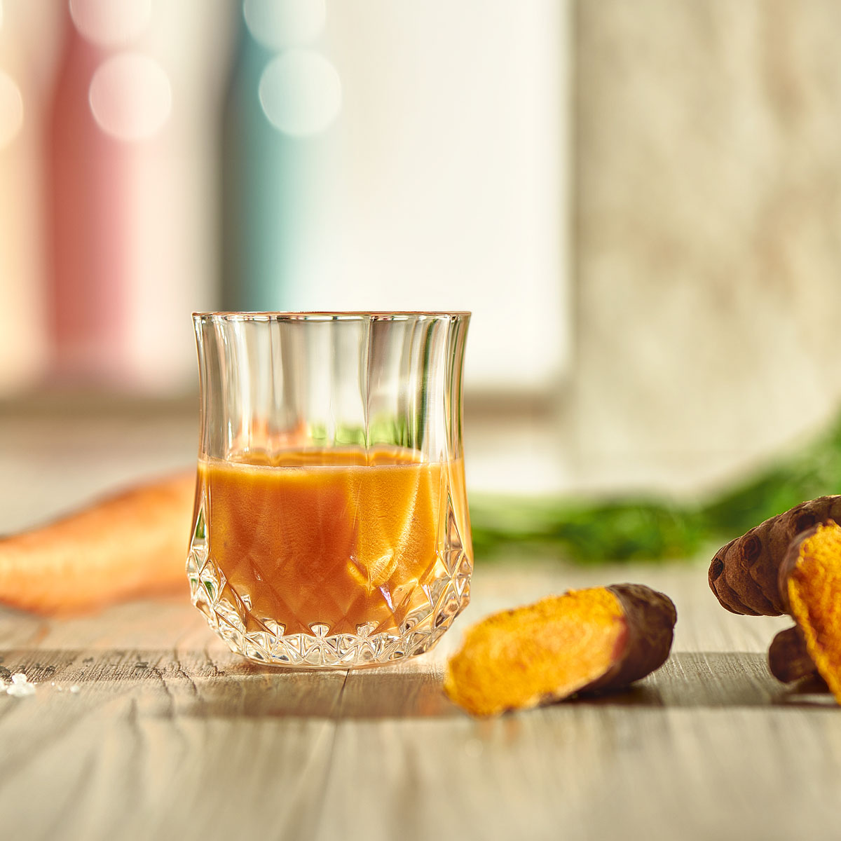 Karotte-Kurkumasaft: Knallige Farbe, reich an Vitaminen und Mineralstoffen – dieser Saft aus Karotte und Kurkuma ist gesund und richtig lecker. Entsaftet mit dem Lurch Slow Juicer.