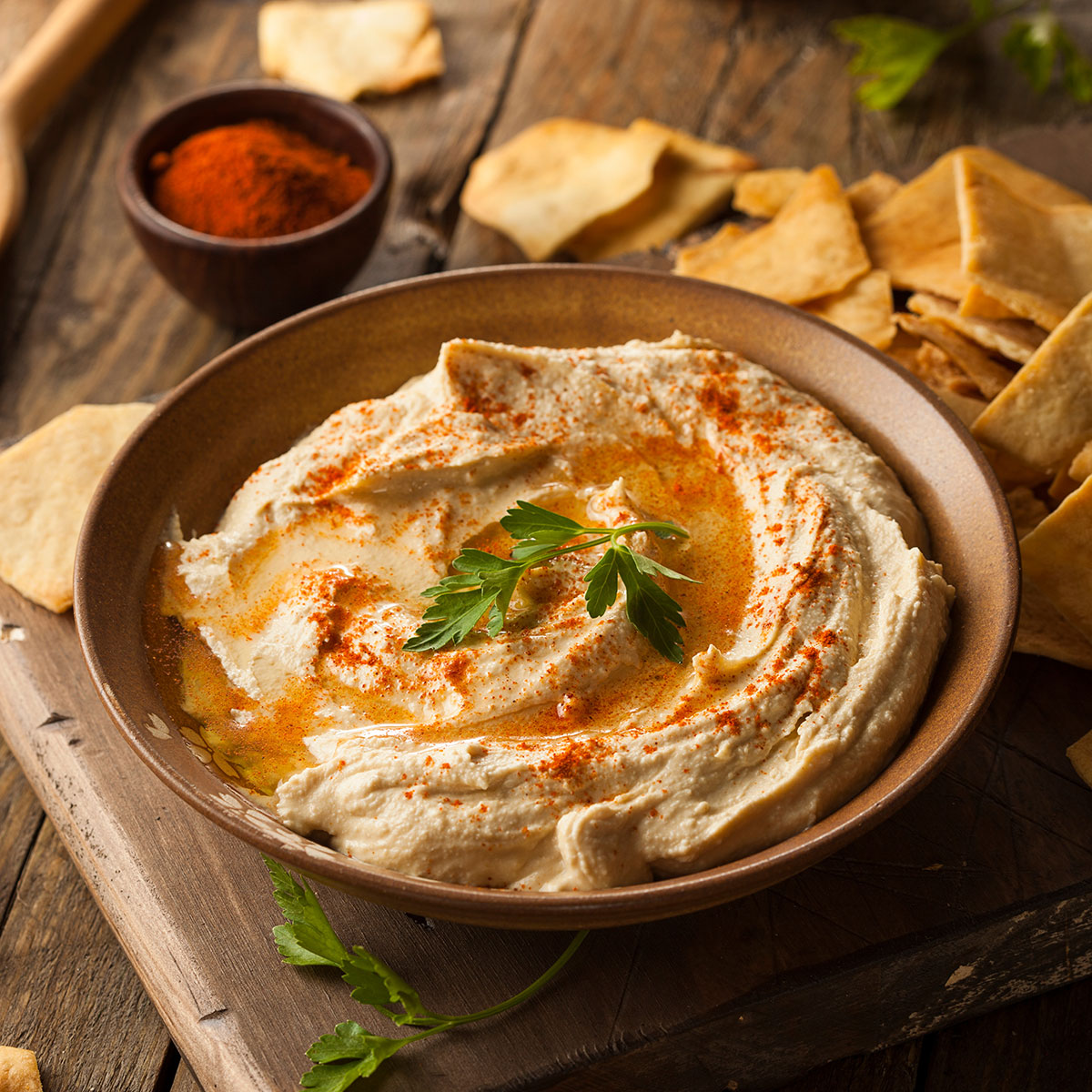 Dieser cremige orientalische Kichererbsen-Dip ist super lecker, schnell gemacht und passt perfekt zu Gegrilltem, Gemüsesticks oder selbstgebackenem Brot!