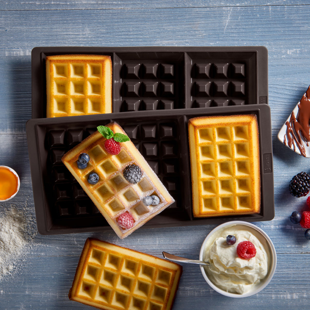 Waffeln Grundrezept: Ein Duft, der verzaubert – Waffeln schmecken pur oder mit deinen Lieblings-Toppings. Einfach lecker und vielseitig! Am besten in den Lurch Waffel-Backformen aus Silikon gebacken.
