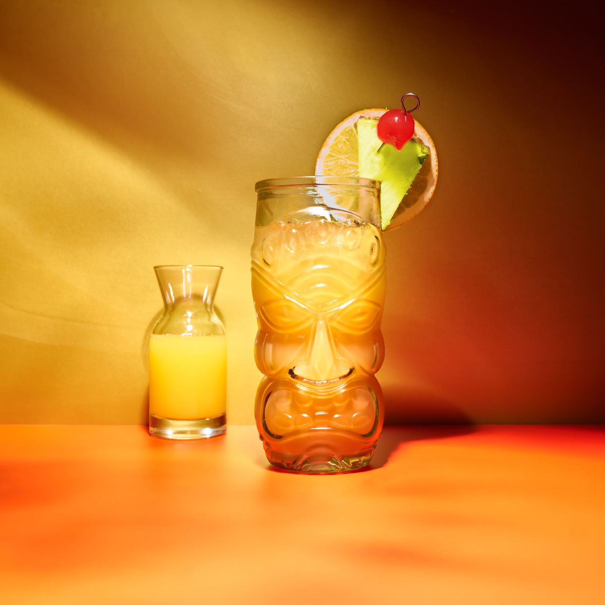 Mai Tai: Ein kräftiger Tiki-Cocktail für karibisches Flair an heißen Tagen und lauen Abenden. Perfekt gemixt mit Lurch Barzubehör und Eiswürfelformen aus Silikon.
