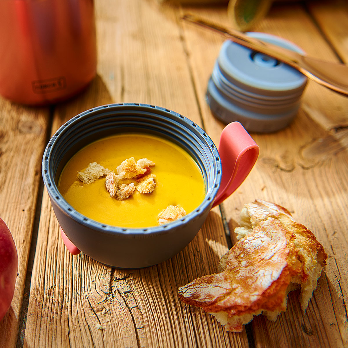 Cremige Kürbissuppe mit Kokosmilch, Zitronengras und Curry – asiatisch gewürzt und exotisch verfeinert mit Banane und Orangensaft.