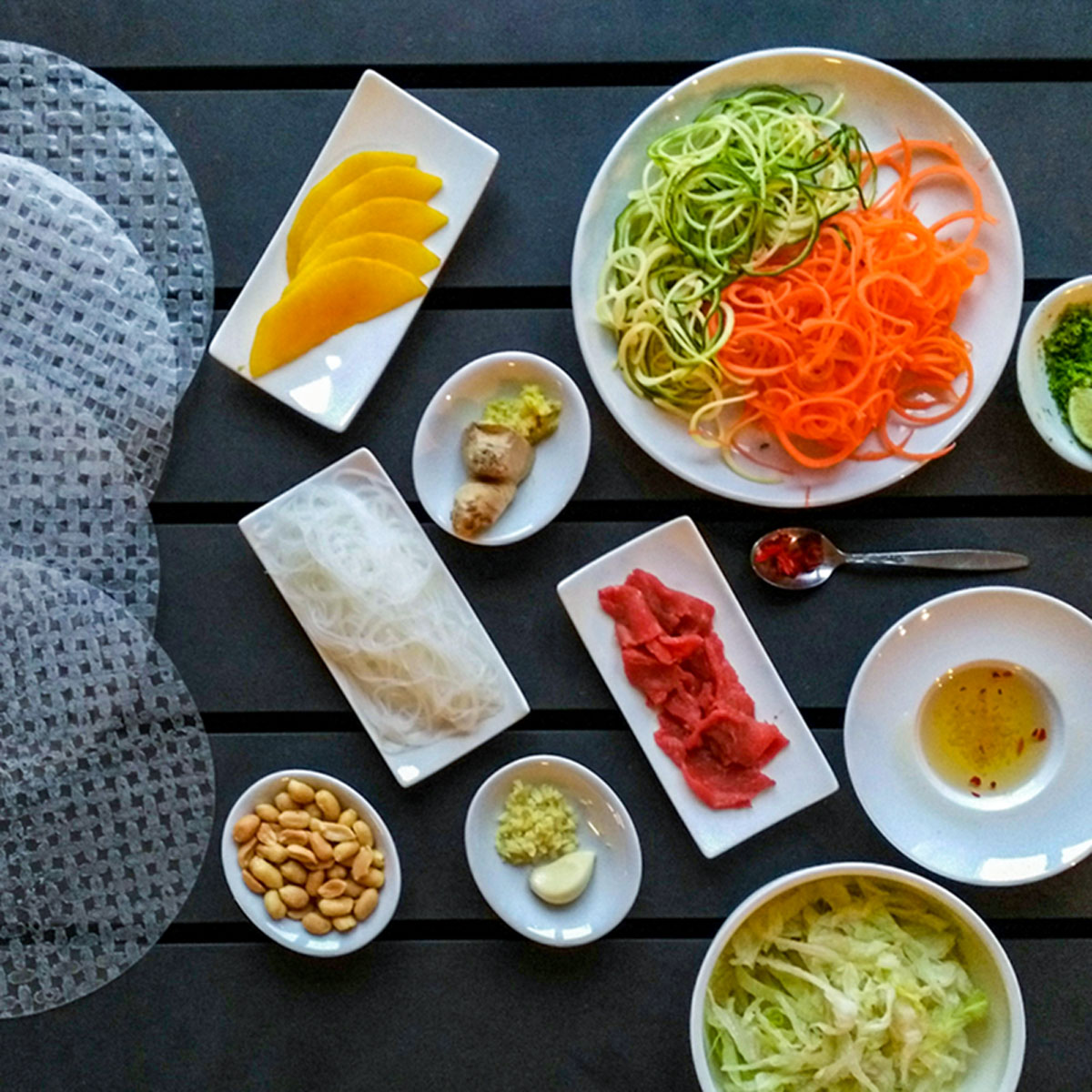 Bunte Sommerrollen aus Reispapier, gefüllt mit Glasnudeln, Gemüse, Mango und Erdnüssen – frisch, leicht und vielseitig kombinierbar.