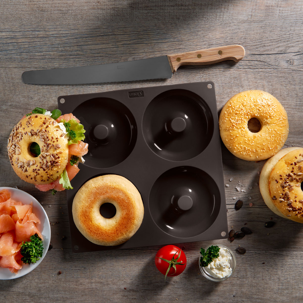 Frisch gebackene Bagels mit goldbrauner Kruste und dem typischen Loch in der Mitte – vielseitig belegbar und ideal zum kreativen Verfeinern mit Körnern, Kräutern oder Zwiebeln.