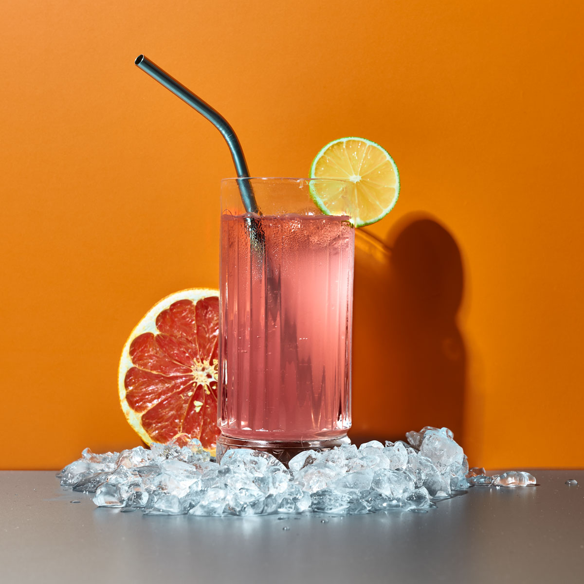 Paloma: Dieser erfrischende Longdrink schmeckt unschlagbar lecker und hebt dich gedanklich ab – perfekt für entspannte Sommerabende! Zubereitet mit Lurch Barzubehör und Eiswürfelformen aus Silikon.