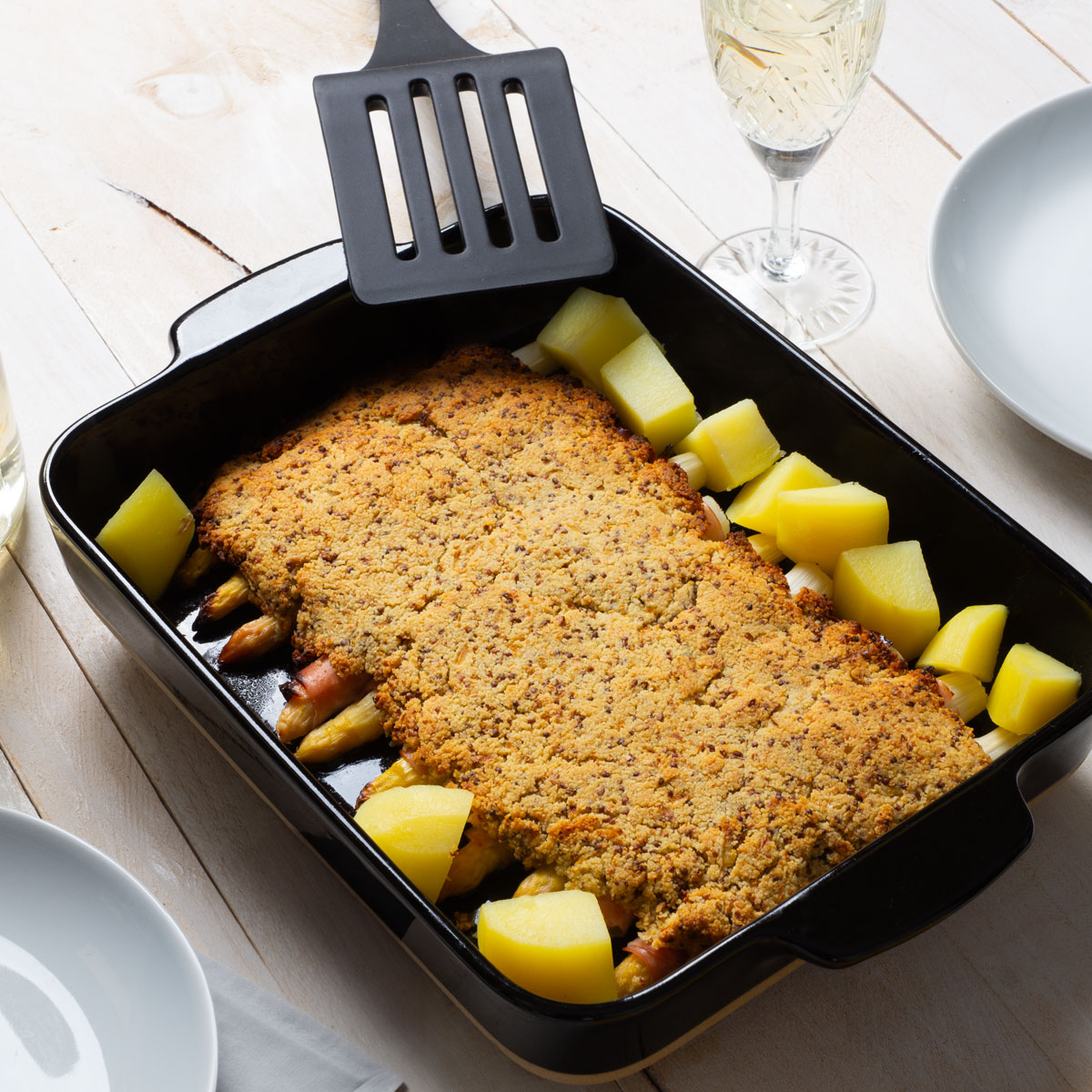 Spargel-Schinkenröllchen mit pikanter Senfkruste – der Partyklassiker neu interpretiert. Serviert in einer Lurch Auflaufform aus Keramik.