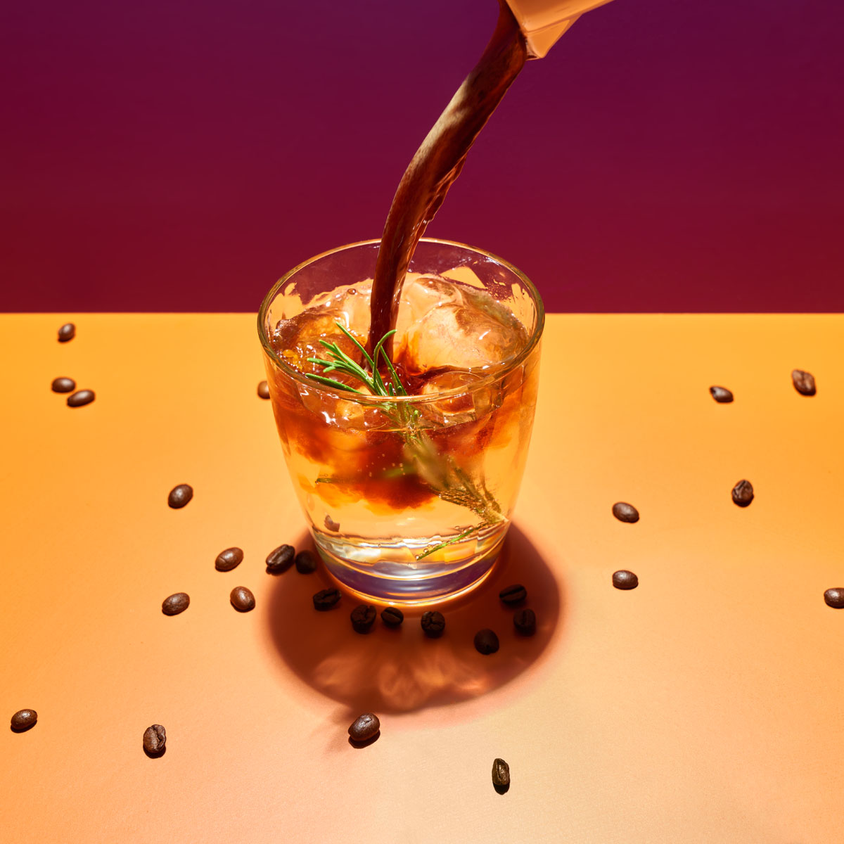 Espresso Tonic: Erfrischender Eiskaffee mit Koffein-Kick und Wow-Effekt – perfekt für heiße Tage! Perfekt gemixt mit Lurch Barzubehör und Eiswürfelformen.