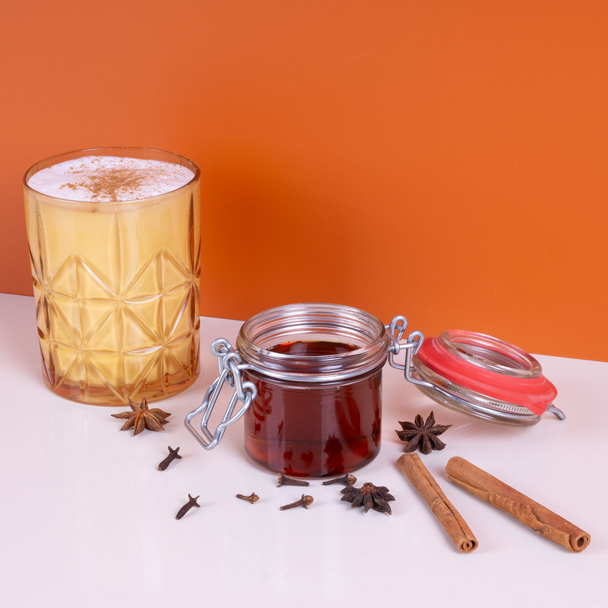 Pumpkin Spice Latte mit würzigem Herbstaroma – süßer Kaffee-Genuss mit Zimt, Muskat und Nelken, perfekt für kalte Tage.