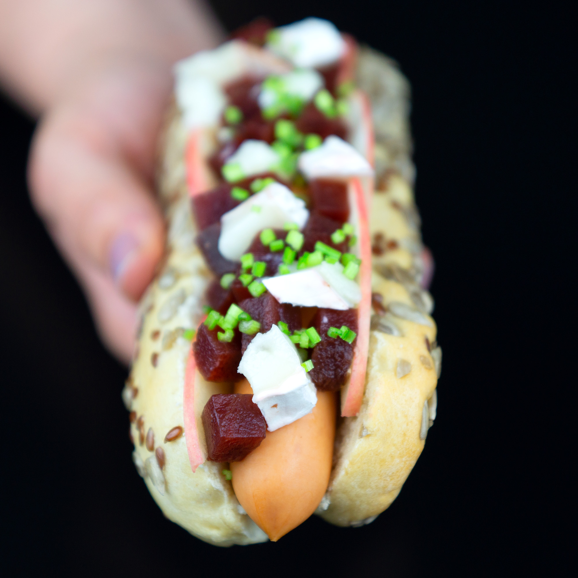 Mehrkorn-Hot-Dog-Buns mit Leinsaat und Sonnenblumenkernen – einfach in der Lurch Hotdogbun Backform gemacht, optisch und geschmacklich ein Highlight.
