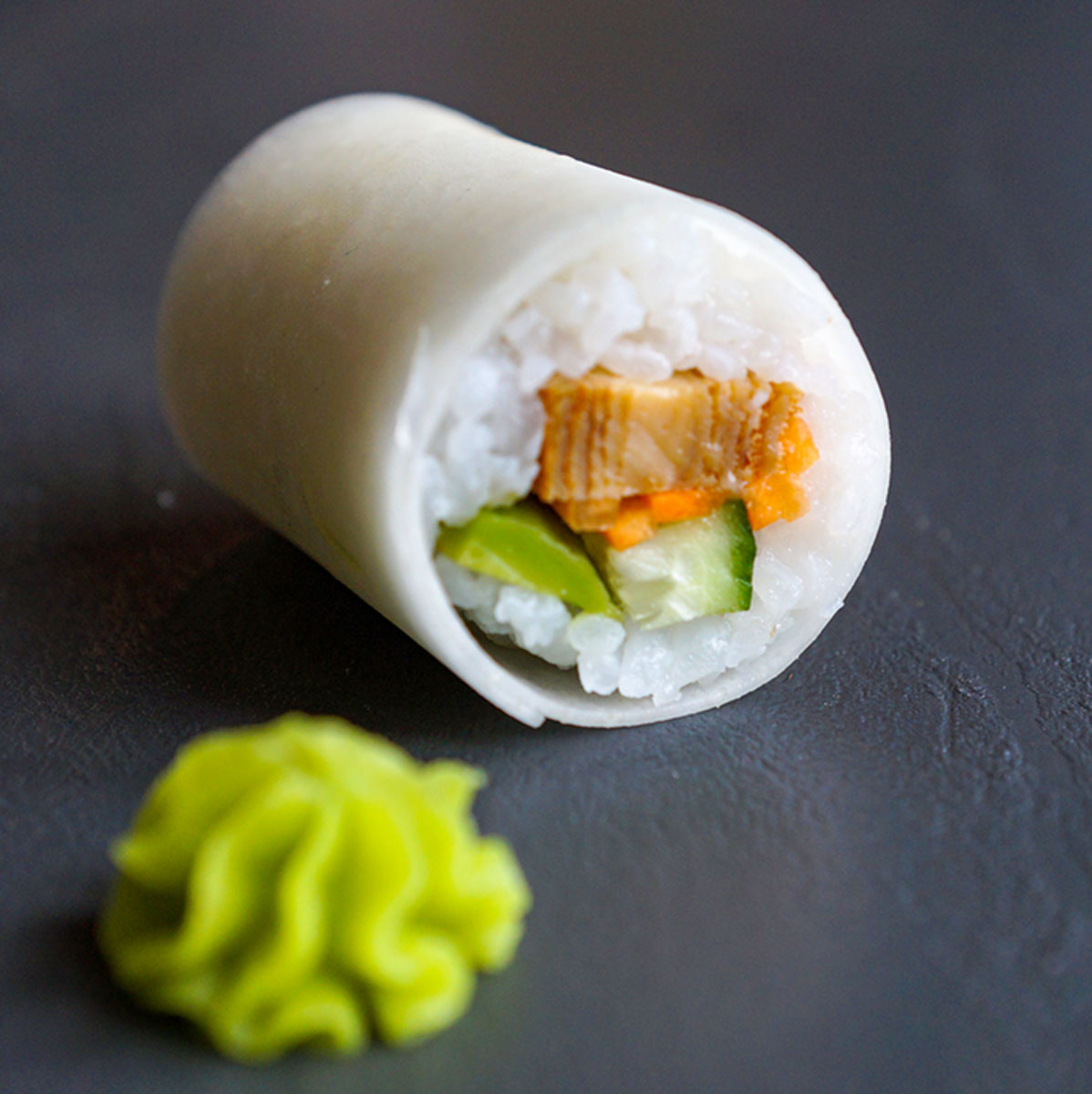 Gemüse-Sushi: Gemüse-Tamago – Diese kleinen Häppchen sind der Star auf jedem Fingerfood-Buffet! Frisch, bunt, gesund – und garantiert nicht langweilig. Schnell zubereitet mit dem Lurch Catto Gemüsebahnenschneider.