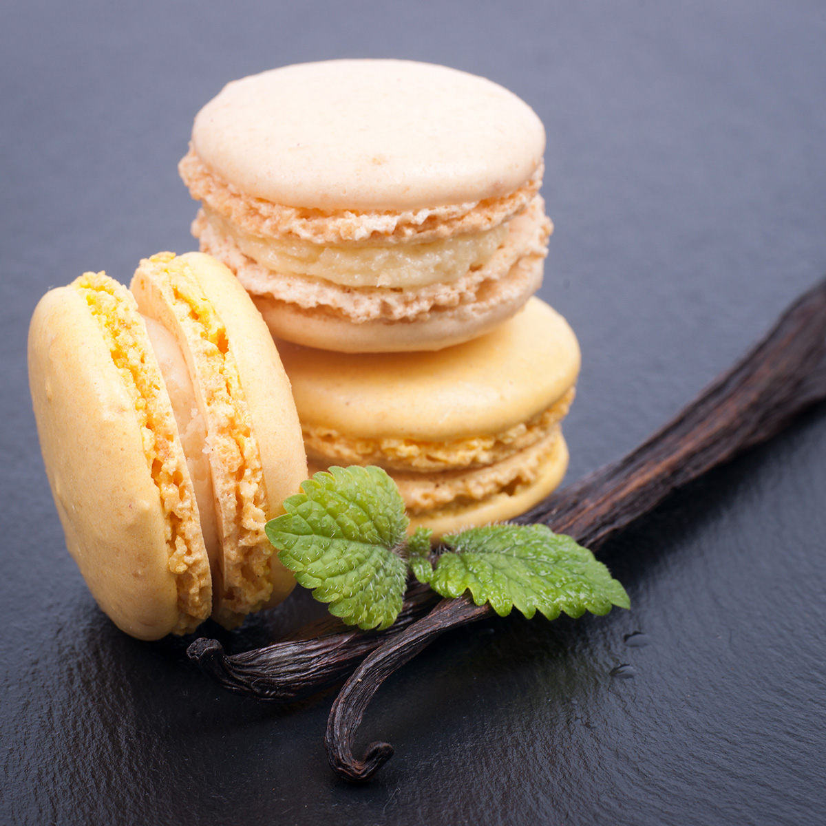 Bunte Macarons mit zarter Cremefüllung – unser Grundrezept für das perfekte Feingebäck.