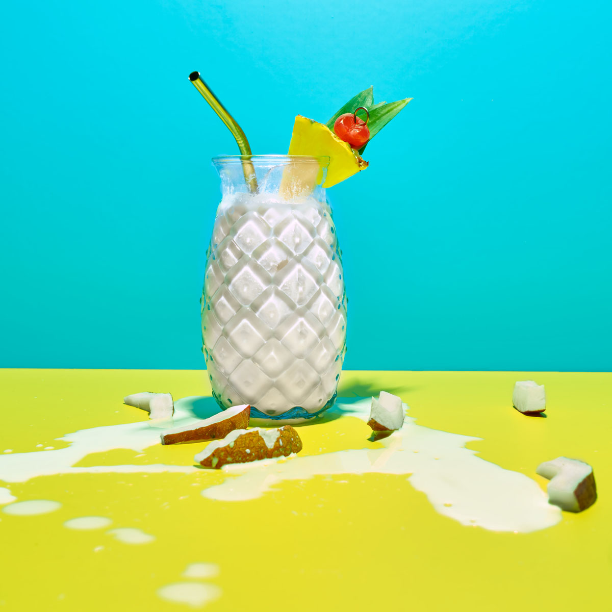 Pina Colada: Urlaubsfeeling pur im Glas! Weißer Rum, Kokosmilch, Ananas und Sahne sorgen für den perfekten tropischen Genuss. Prost! Zubereitet mit Lurch Barzubehör und Eiswürfelformen.