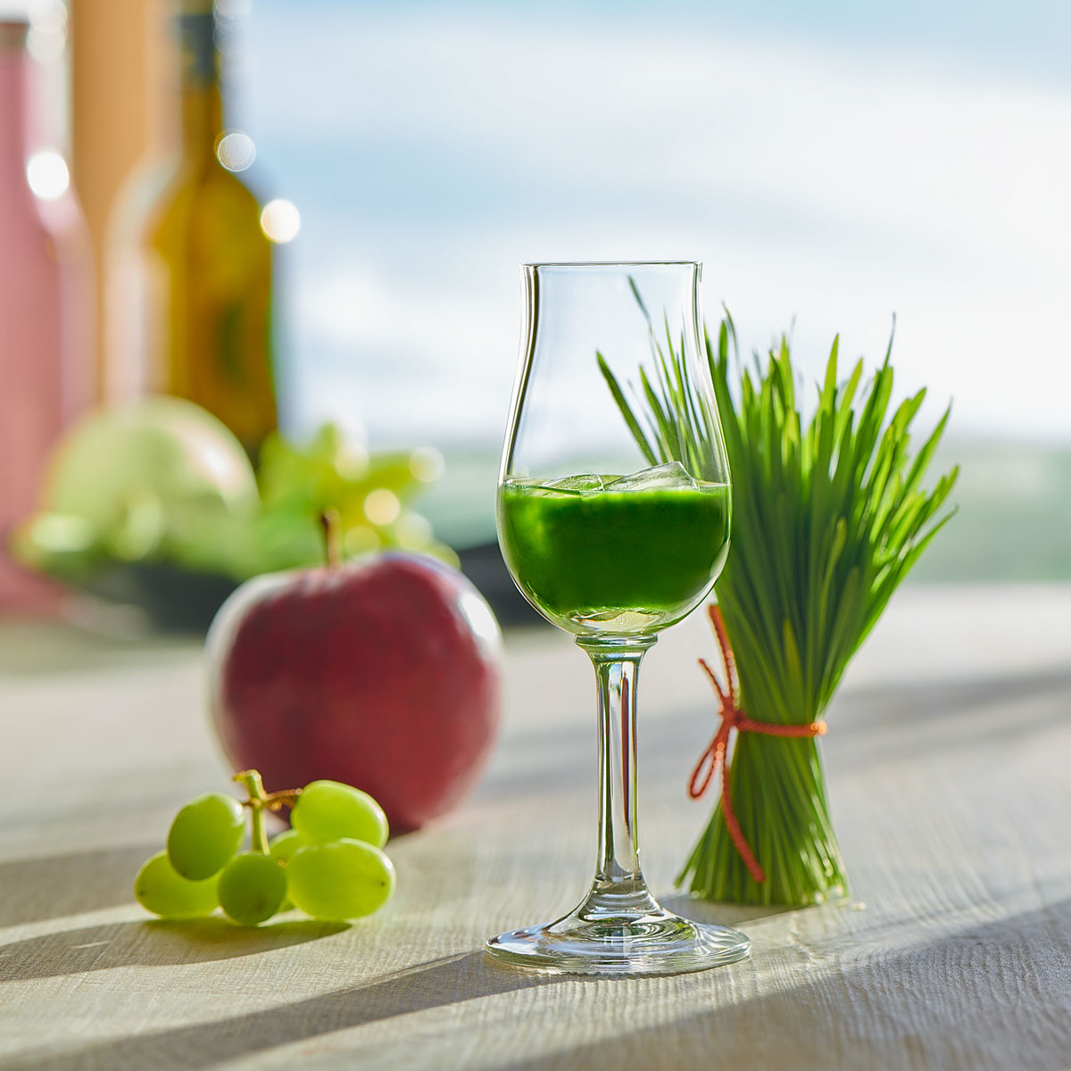 Apfel-Traube-Weizengrassaft: Sauer trifft süß trifft Superfood! Diese Kombi ist nicht nur lecker, sondern auch ein echtes Vitamin-Powerpaket. Entsaftet mit dem Lurch Slow Juicer.
