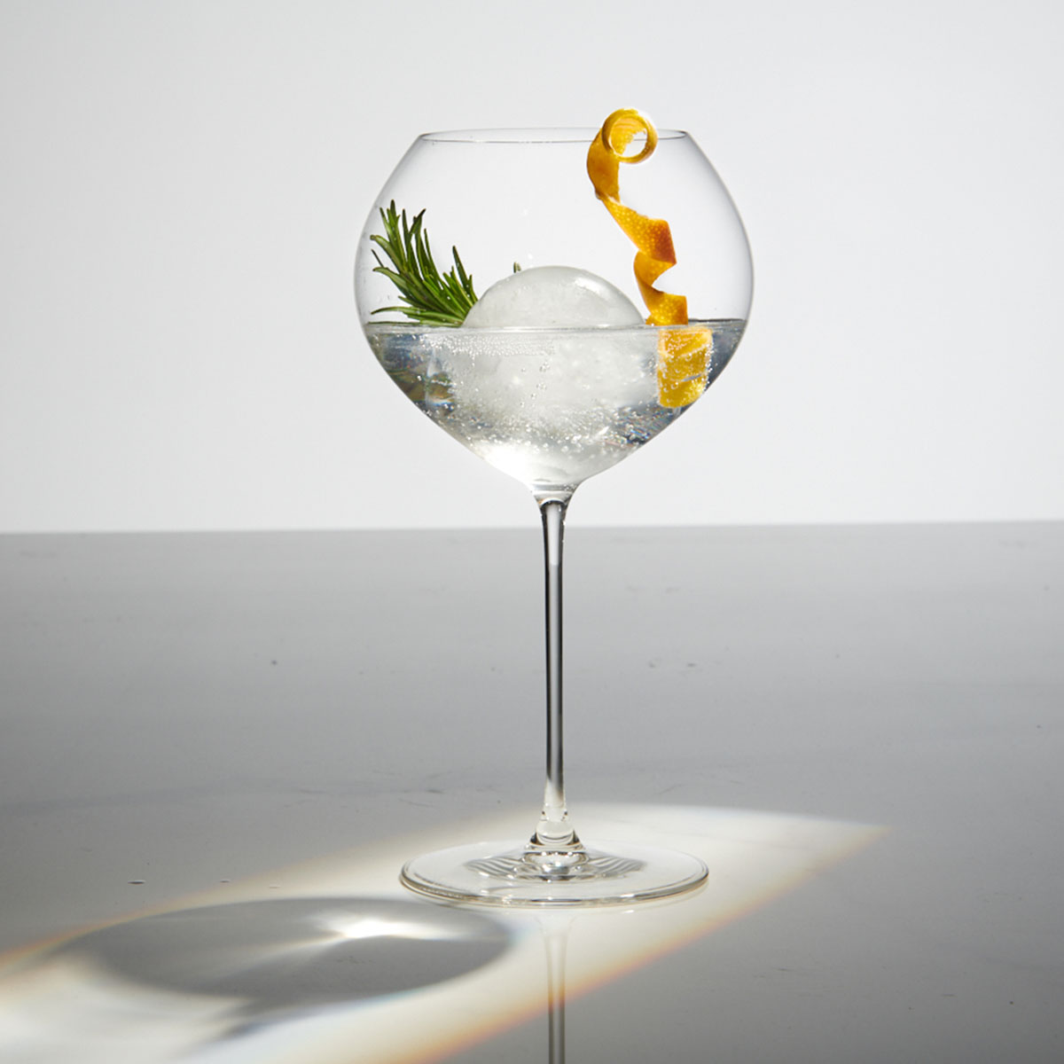 Gin Tonic: Kult-Drink und Erfrischung pur! Mit Gin, Tonic Water und Zitrone – so einfach und so lecker. Probier dein selbstgemachtes Gin Tonic-Rezept aus! Am besten zubereitet mit Lurch Barzubehör und Eiswürfelformen aus Silikon.